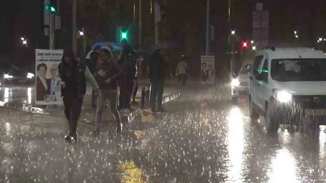 İzmir’de Gök Gürültülü Sağanak Yağış Vatandaşlara zor anlar yaşattı