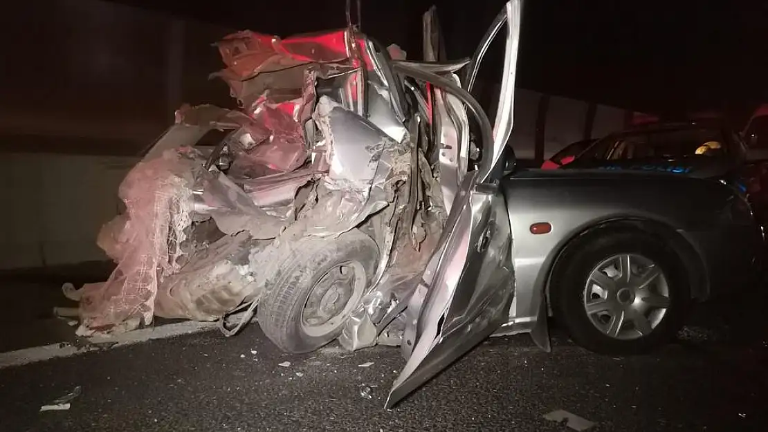 İzmir’de kamyonet otomobile arkadan çarptı: 1 ölü, 2 yaralı