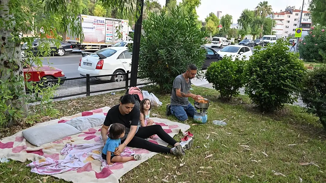 İzmir’de Kira Protestosu: 7 Bin TL’lik Zam Talebine Direnen Aile Parkta Yaşıyor