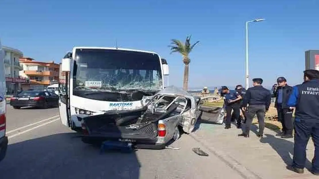 İzmir’de midibüs ile pikap çarpıştı: 1 ölü, 6 yaralı