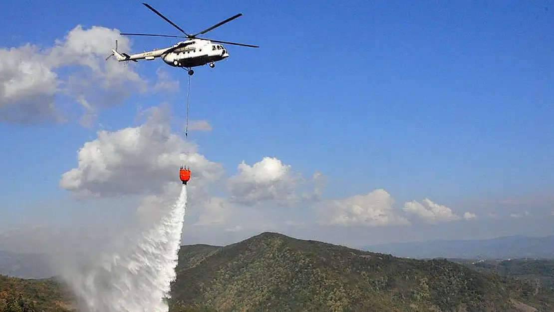 İzmir'de orman yangınına müdahale eden helikopter baraja düştü