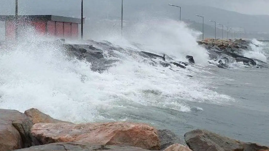 İzmir’de vapur seferleri iptal edildi