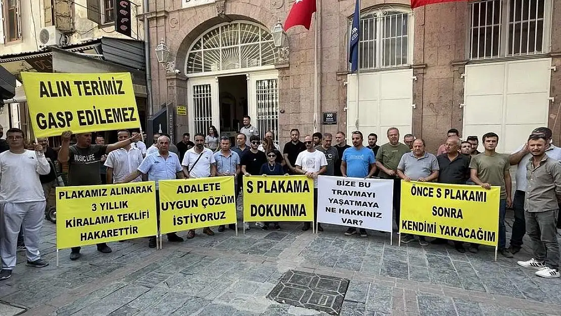 İzmir’deki Esnaf, “S Plaka” İhalesinin İptaline Karşı Sokağa Çıktı