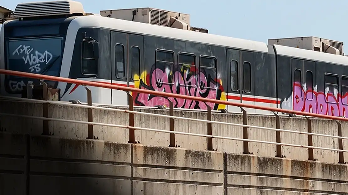 İzmir’deki Grevdeki Metro Vagonlarına Sprey Boya İle Grafiti Yapıldı