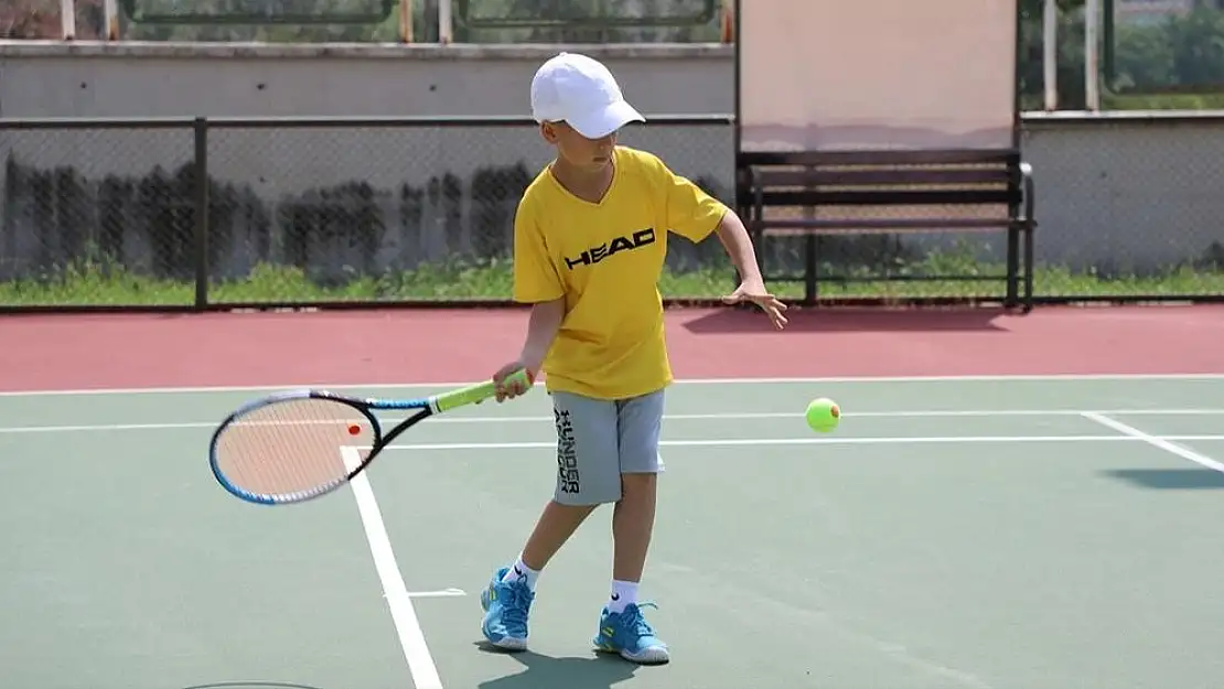 İzmir’deki Luxor 14 Yaş Türkiye Tenis Şampiyonası’nda Çeyrek Final Heyecanı