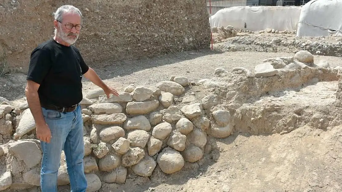 İzmir’deki Yeşilova Höyüğü’nde Tarihin İlk Su Kanalları Keşfedildi: 8 Bin 200 Yıl Öncesine Işık Tutuyor