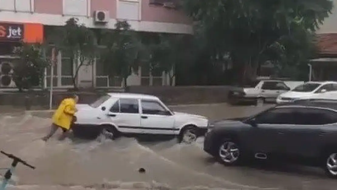 İzmir’i sağanak vurdu… Ulaşım felç oldu