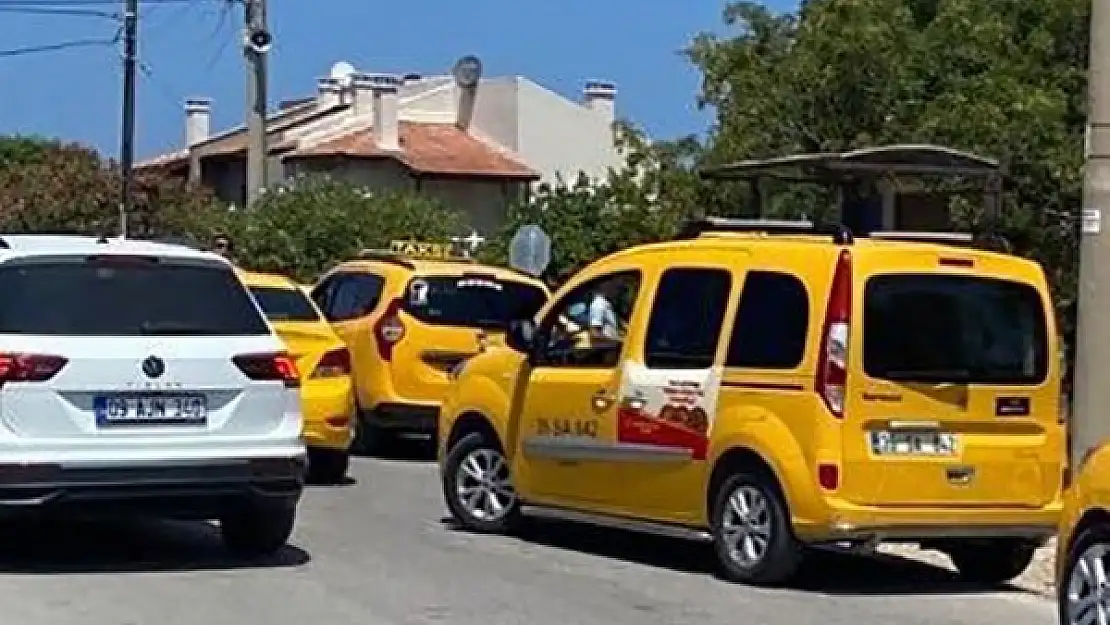 İzmir’in Çeşme ilçesinde taksi şoförü fenalaşarak vefat etti