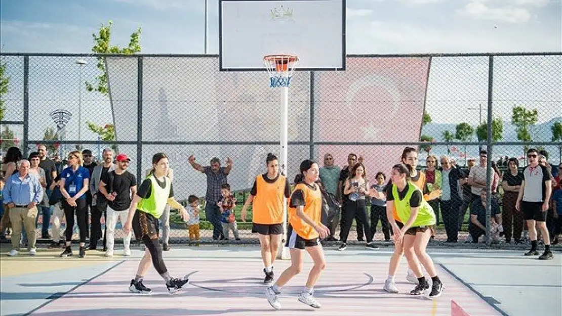 İzmirli gençlerin spor turnuvası heyecanı