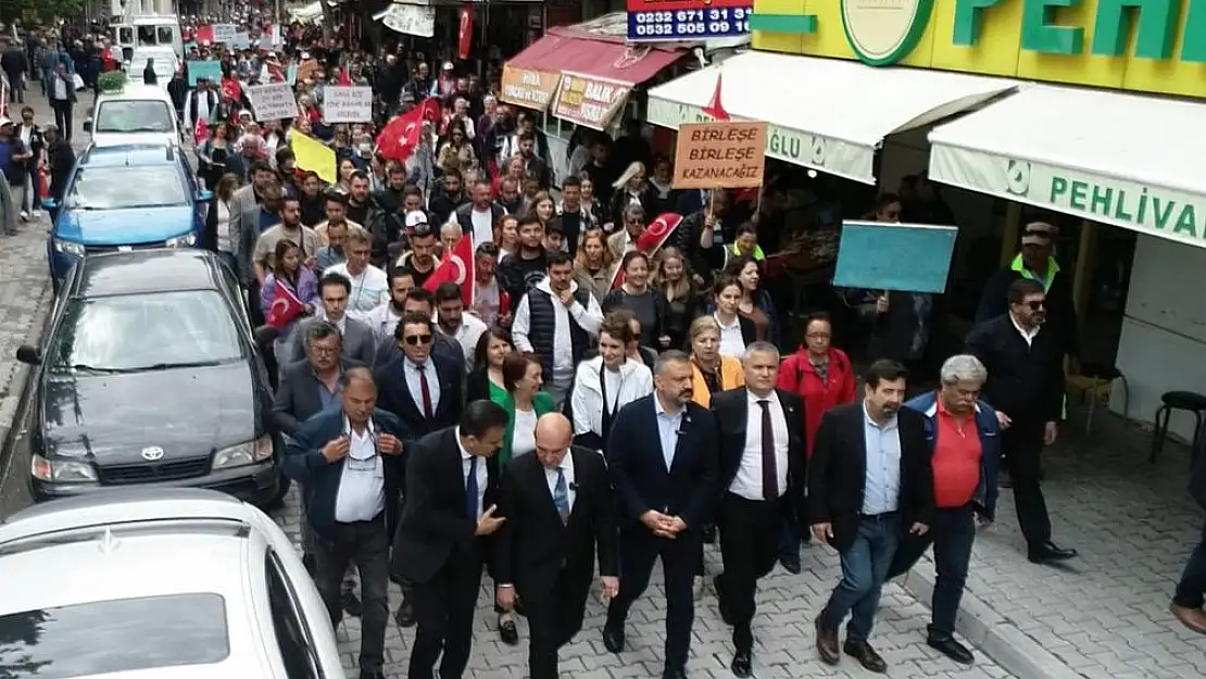 İzmirli vatandaşlar, Tunç Soyer ve Şenol Aslanoğlu’na destek vermek için sokaklara döküldü