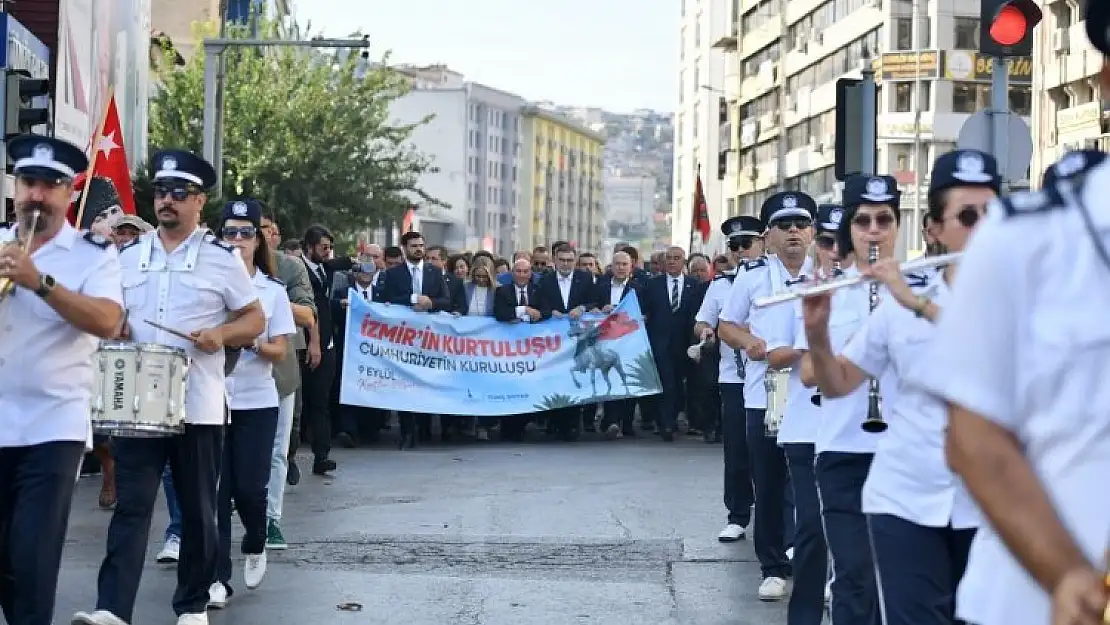 İzmirliler geleneksel Zafer Yürüyüşü'nde buluştu