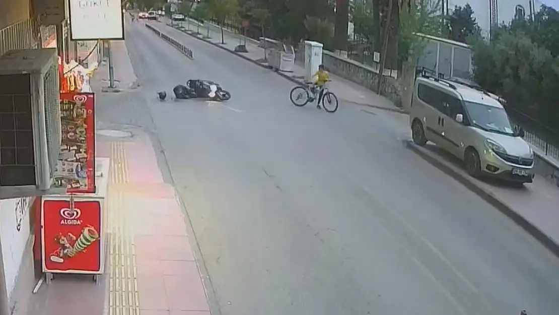 Kaçan çocuk kendisine çarpmamak için kaza yapan motorcunun yanına döndü