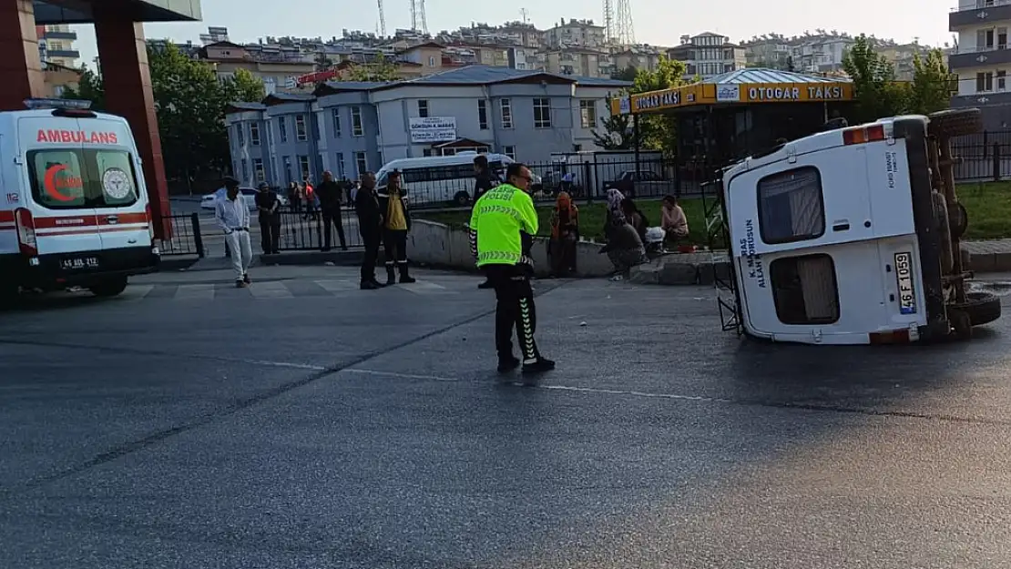 Kahramanmaraş’ın Göksun ilçesinde tarım işçilerini taşıyan minibüs devrildi: 13 kişi yaralı!