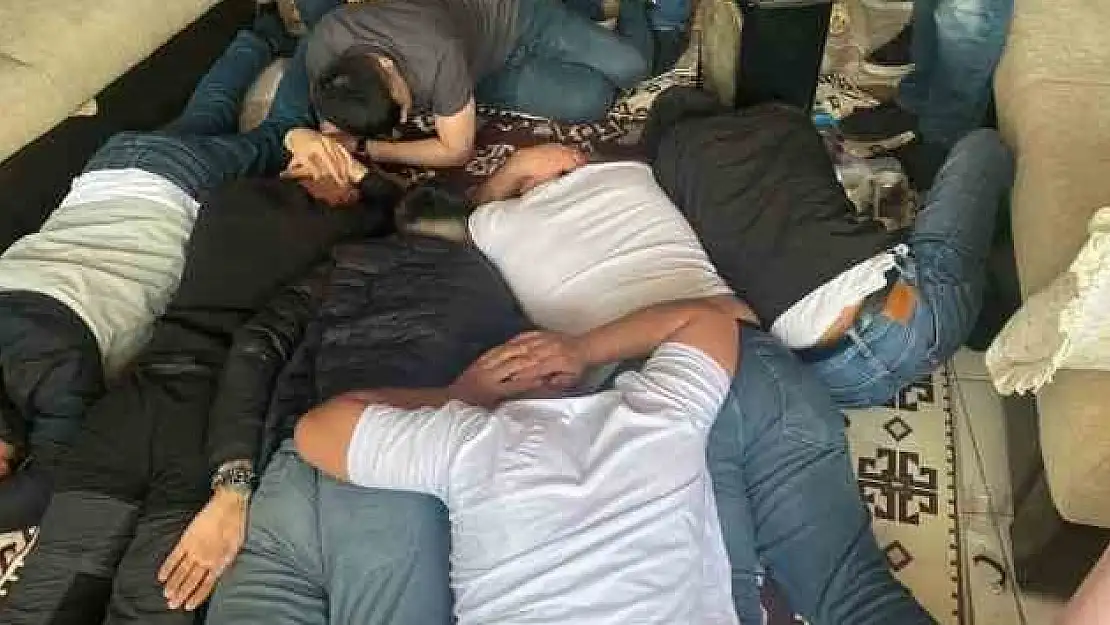 Kahvehane baskınında 8 gözaltı