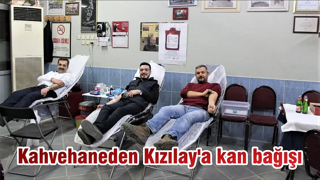 Kahvehaneden Kızılay'a kan bağışı