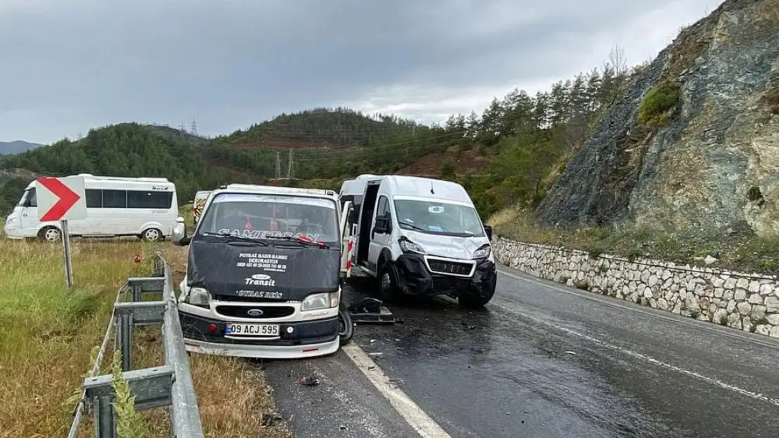 Kamyonet karşı şeritteki minibüse çarptı: 6 yaralı