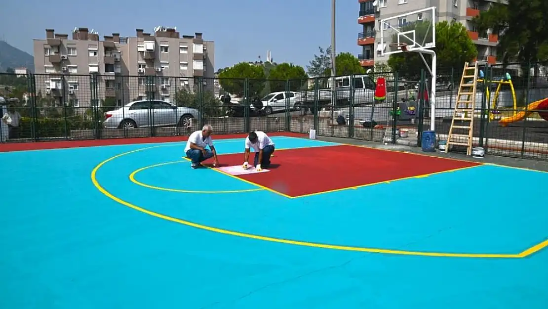 Karabağlar Belediyesi basketbol sahalarını bakım ve onarımlarını gerçekleştiriyor