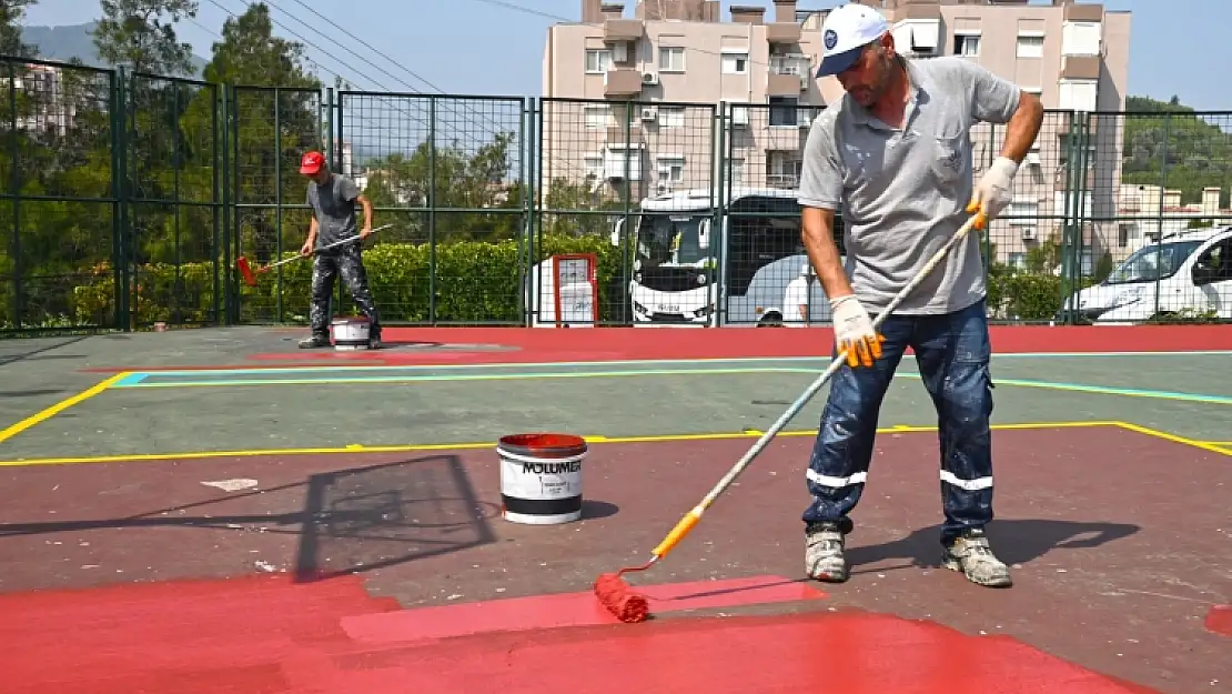 Karabağlar'ın parkları renkleniyor