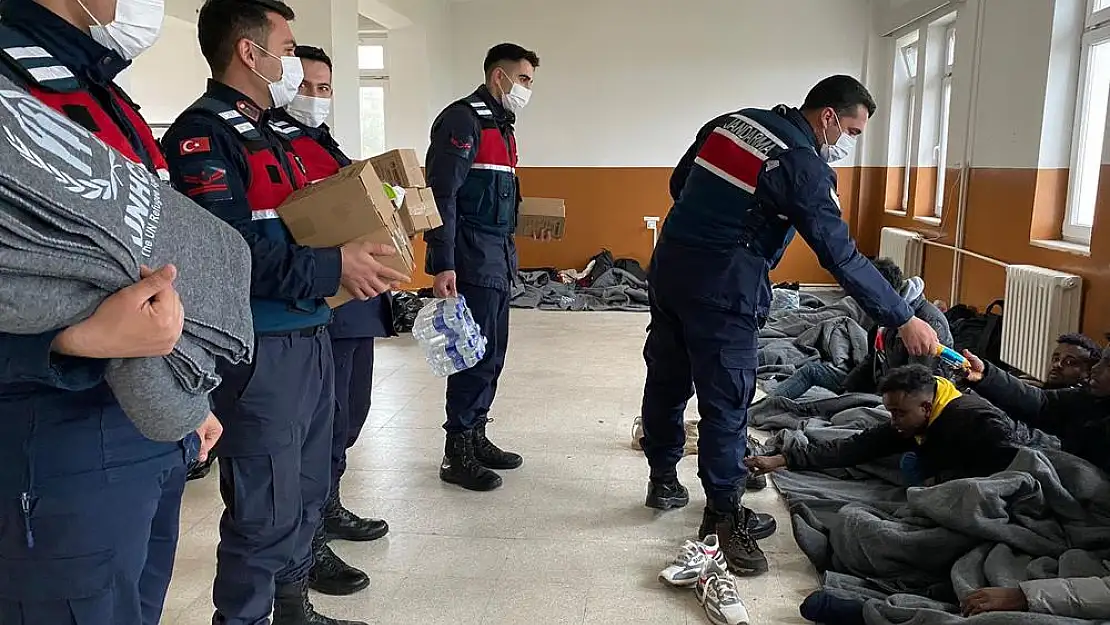 Karaburun’da 32 göçmen ve 1 insan kaçakçısı yakalandı