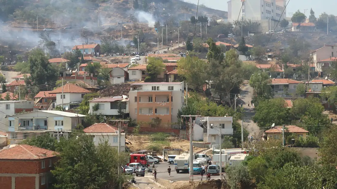 Karşıyaka'da Orman Yangını Yerleşim Alanlarına Sıçradı Evler Kül Oldu