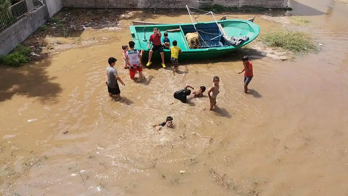 Karşıyaka’da su borusu patladı vatandaş mağdur oldu