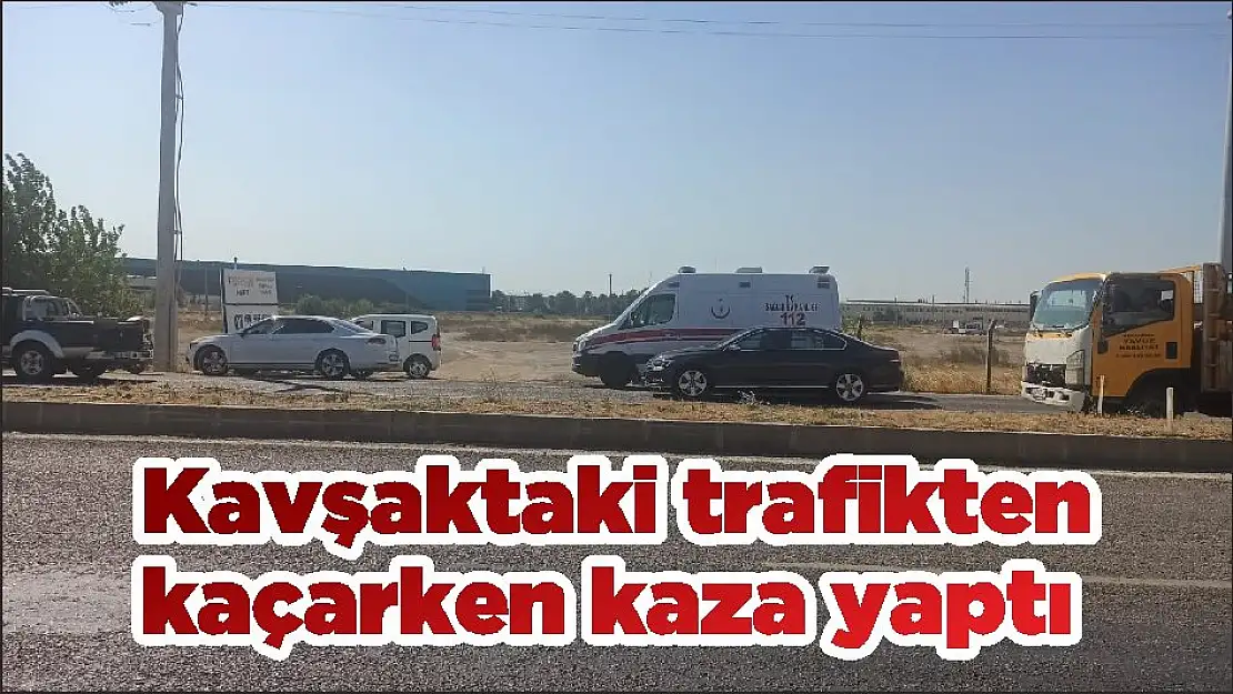 Kavşaktaki trafikten kaçarken kaza yaptı