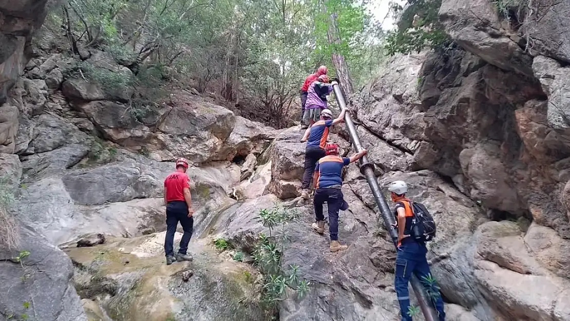 Kayalıklarda mahsur kalan iki kişi kurtarıldı