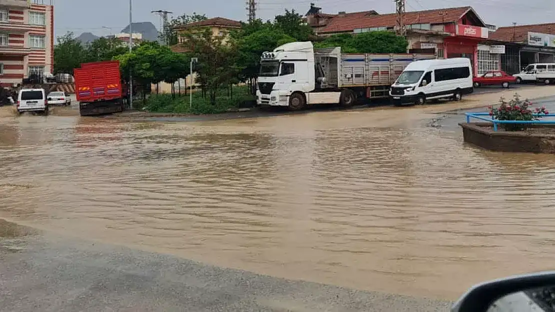 Kayseri – Niğde karayoluna sel bastı