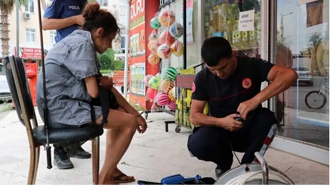 Kelepçeyle dolaşan kadın polisin dikkatini çekti