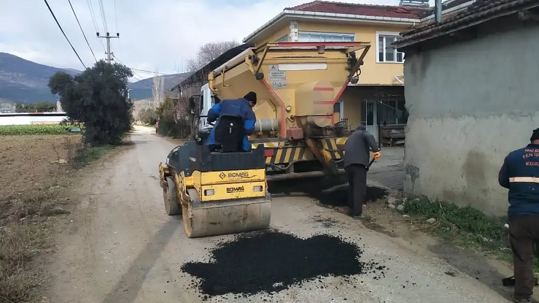 Kiraz Belediyesi Ekiplerinden Kaleköy Mahallesi'nde Asfalt Yama Çalışması