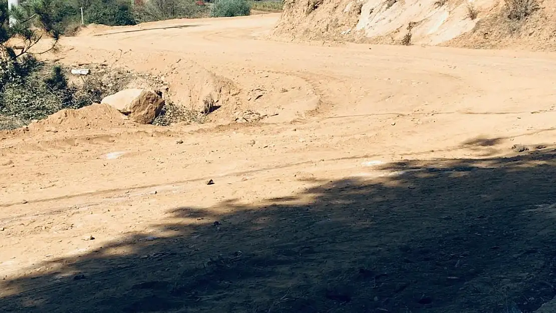 Kiraz Belediyesi Fen İşleri Ekiplerinden Yol İyileştirme Çalışmaları