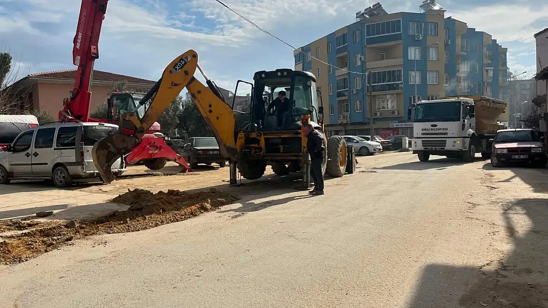 Kiraz Belediyesi, Hoca İbrahim Efendi Caddesi'nde Yol Onarım Çalışmalarına Devam Ediyor