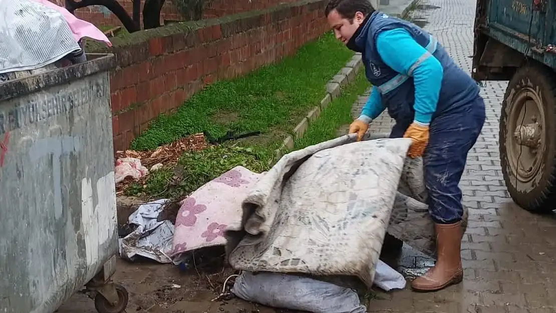 Kiraz Belediyesi Merkez Mahallelerde Enkaz Temizliğiyle Örnek Oldu