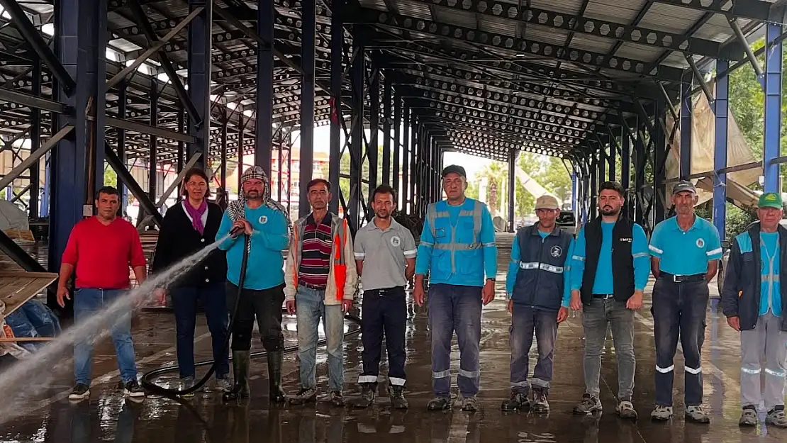 Kiraz Belediyesi'nden Cem Yazan Kapalı Pazar Yerinde Genel Temizlik Çalışması