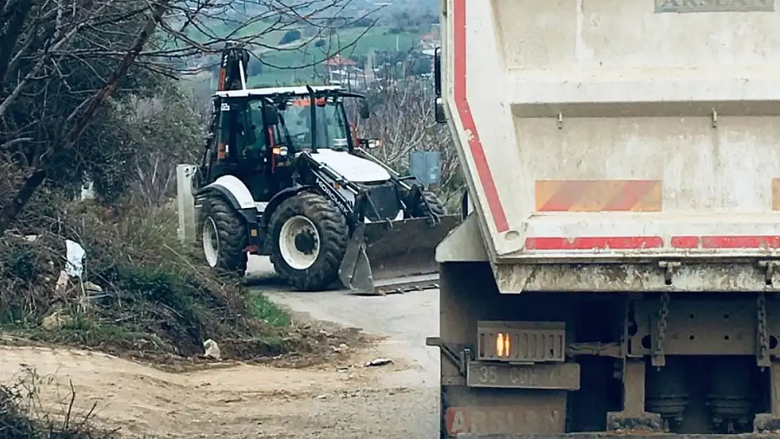 Kiraz Belediyesi'nden Çömlekçi Mahallesi'nde Yol Bakım ve Temizlik Çalışması