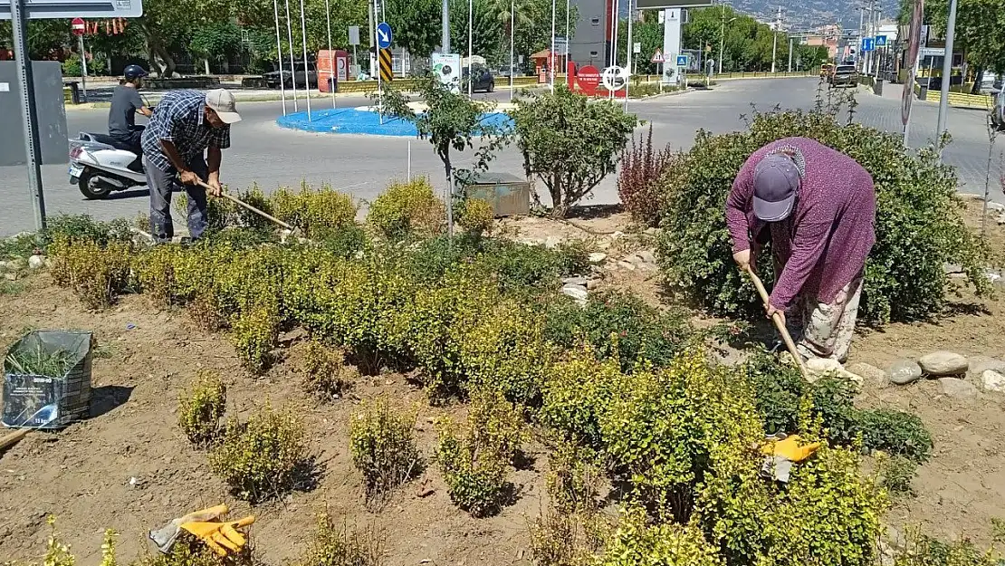 Kiraz Belediyesi'nden Menderes Bulvarı'na Temizlik