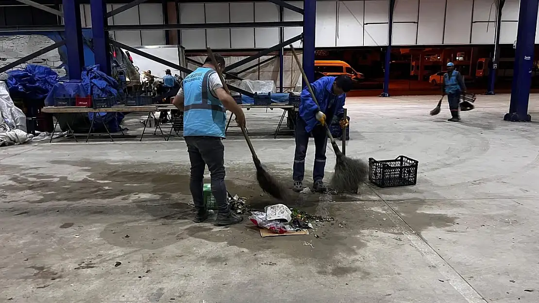 Kiraz Belediyesi'nden Pazar Sonrası Temizlik Çalışması
