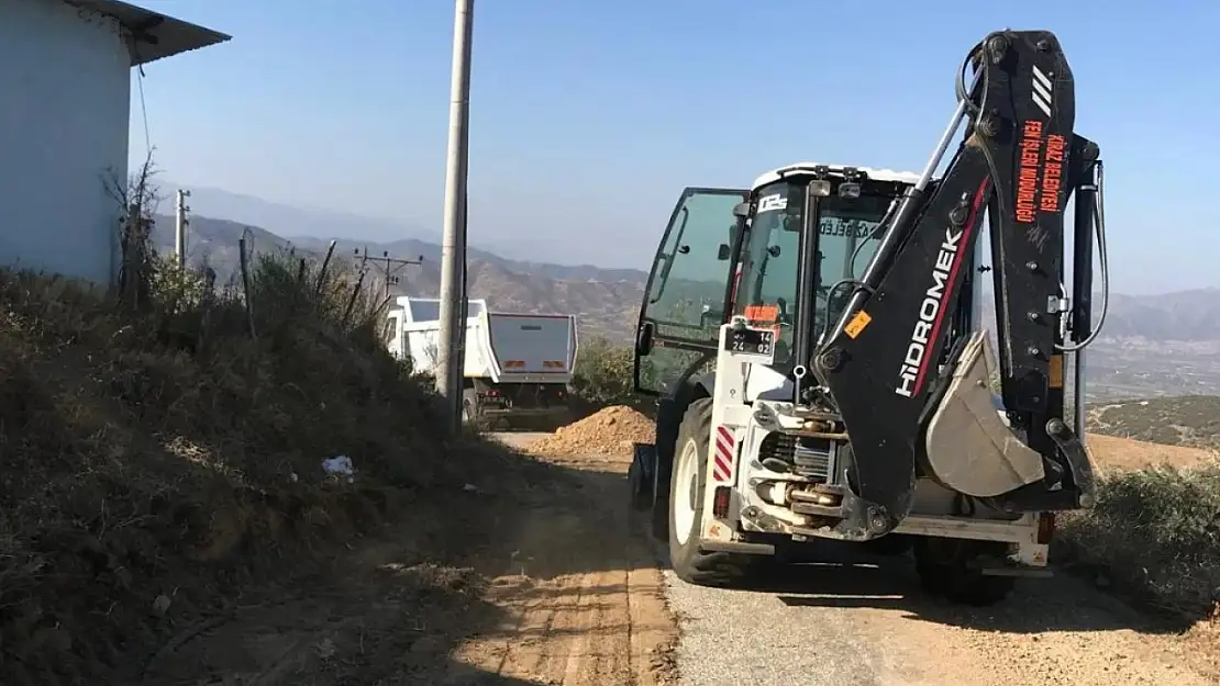 Kiraz Belediyesi'nden Tekbıçaklar Mahallesi'ne Yol Bakımı ve Şarampol Temizliği