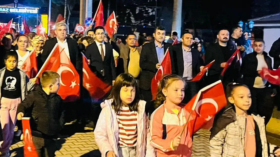 Kiraz'da Cumhuriyet Coşkusu: Fener Alayı Yürüyüşüne Yoğun Katılım