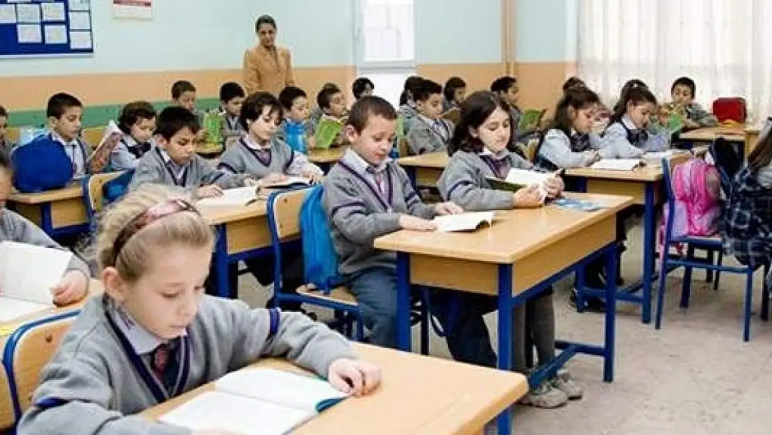 Kiraz'da Yeni Dönem Heyecanı: Binlerce Öğrenci Okuluna Döndü