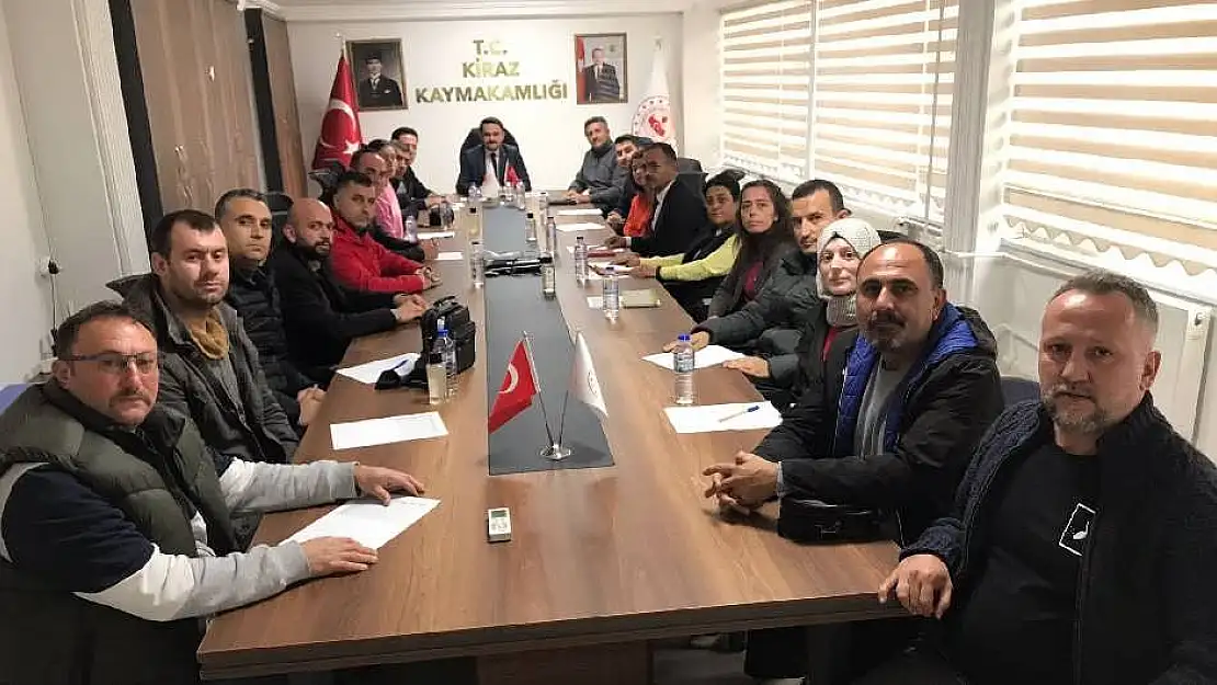 Kiraz Kaymakamı Titiz okul idarecileriyle toplantı gerçekleştirdi