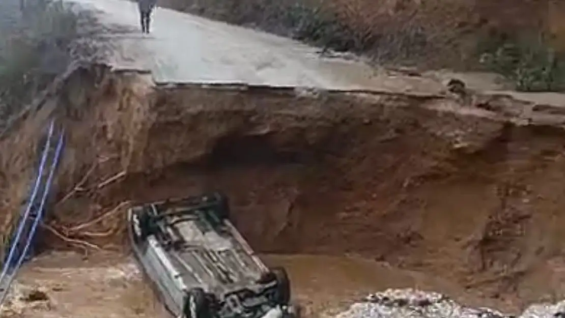 Kiraz Umurlu'da Yoğun Yağış Yol Çökmesine Neden Oldu