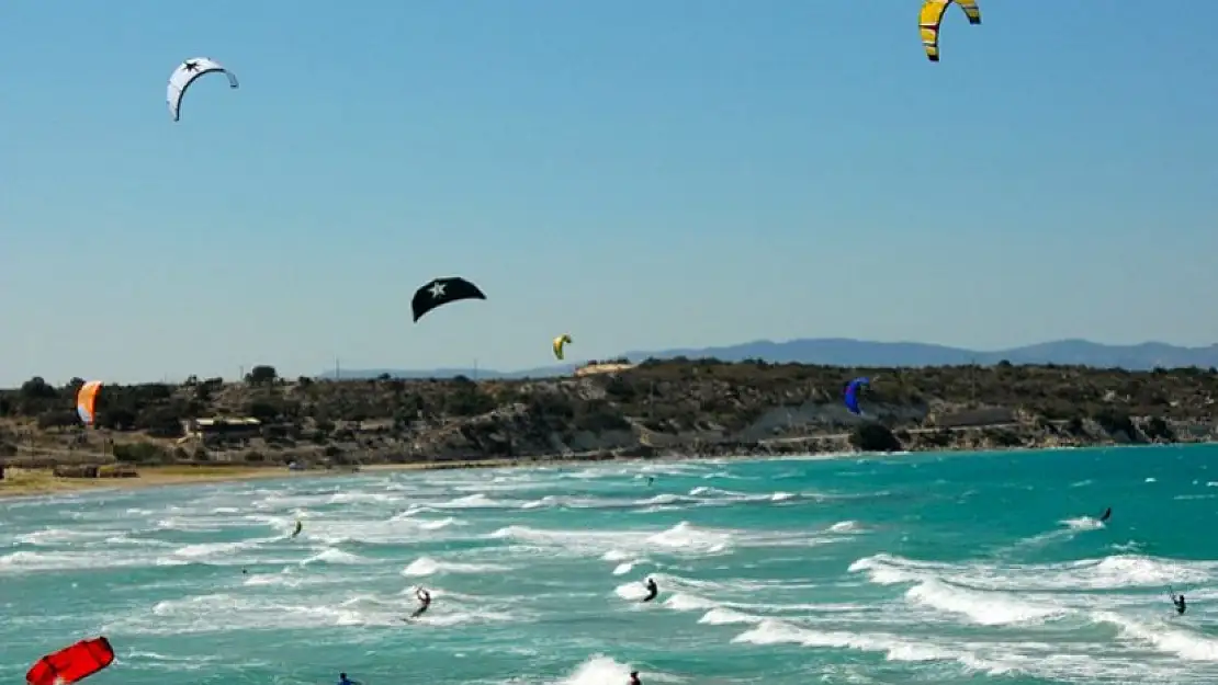 Kite-Surf sporcusu elektrik direğine çarptı