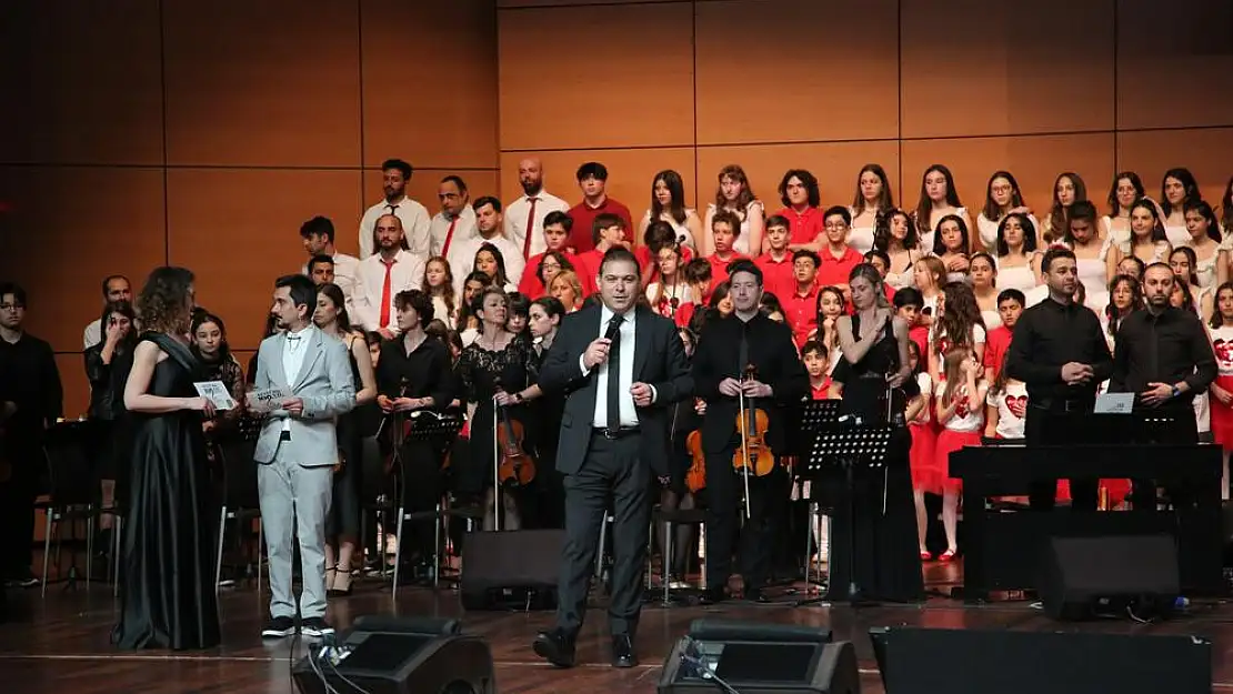 Kolej öğretmen ve öğrencilerinden duygu dolu konser