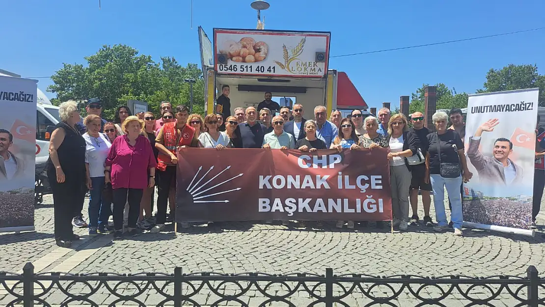 Konak'ta Merhum Ferdi Zeyrek İçin Hayır Dağıtımı Yapıldı