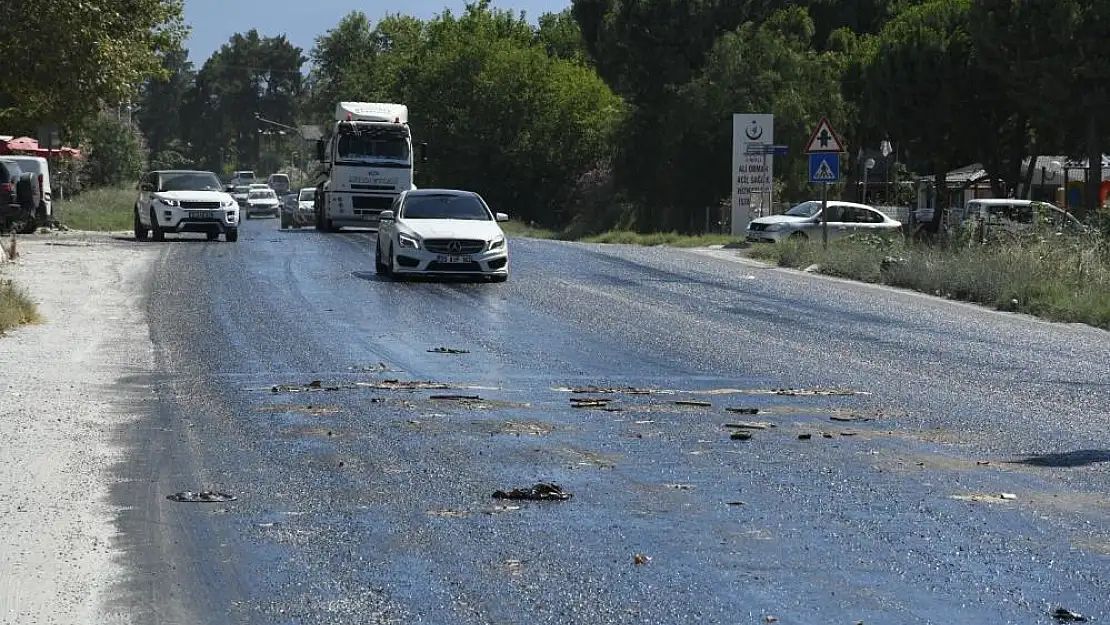 KUŞADASI’NDA AŞIRI SICAKLIK YOLDA İLGİNÇ GÖRÜNTÜLERE NEDEN OLDU