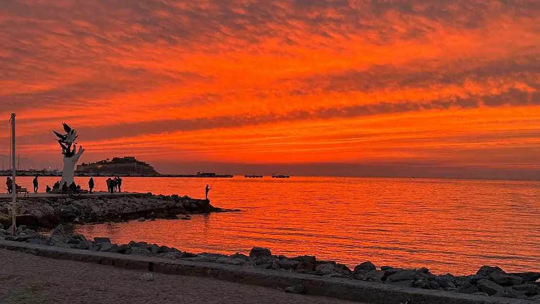 Kuşadası’nda muazzam bir gün batımı