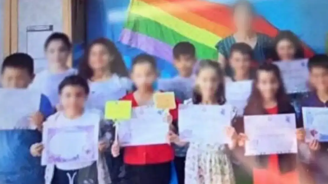 LGBT bayrağı önünde fotoğraf çekilen öğretmen hakkında işlem başlatıldı