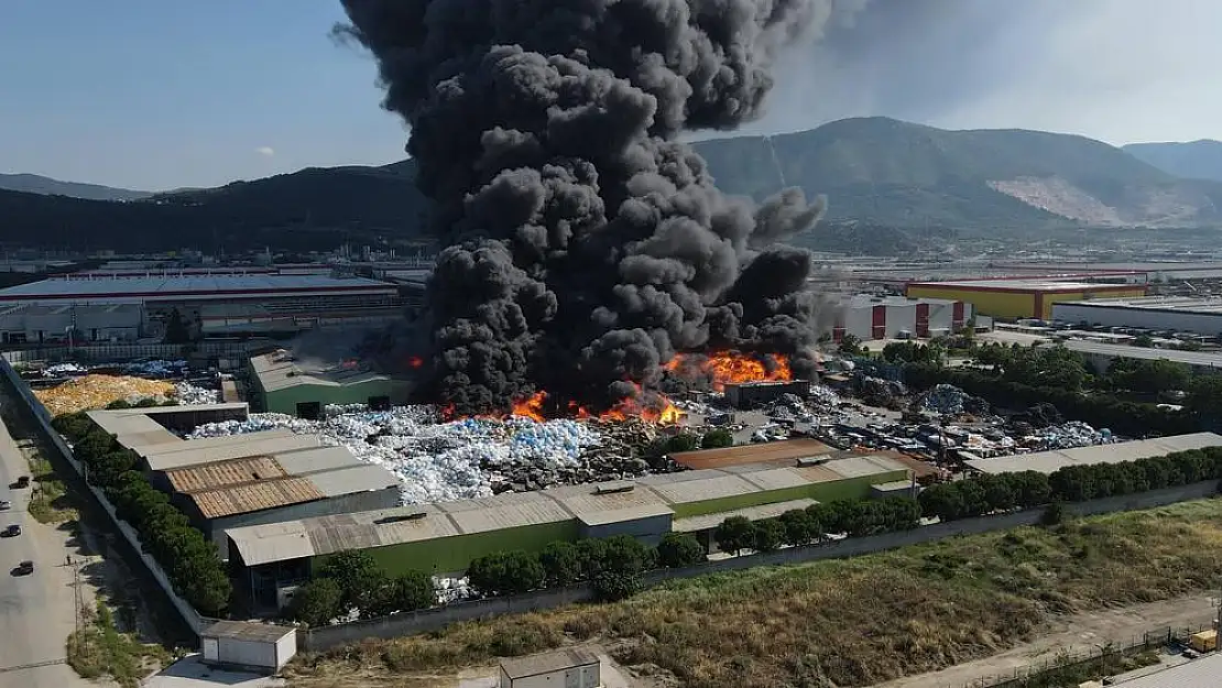 Manisa’da geri dönüşüm tesisi yanıyor