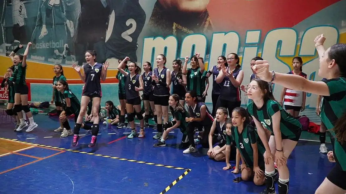 Manisa'da Mini Voleybol Şenliği